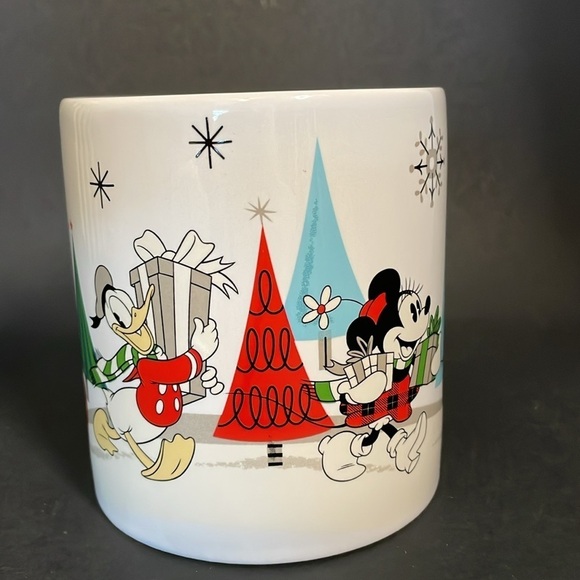 Disney Mickey & Friends Christmas 16oz Large Ceramic Coffee Mug Zrike Brands - Picture 6 of 6